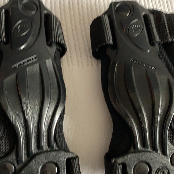 ROLLERBLADE | Women’s Wrist Guards - Picture 2 of 3